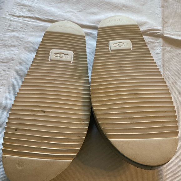 UGG SIZE 7 - Picture 3 of 13